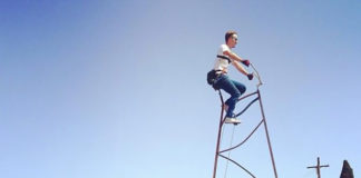 Uma bicicleta com 4.4 metros de altura