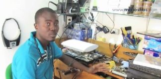 Menos Fios no mercado dos Congoleses (Parte 5 de 5) Mestre 30, fala sobre reparação de consolas...