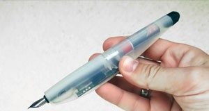 Adeus erros ortográficos. Conheça a caneta que vibra quando escrevemos algo errado