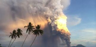 Veja uma erupção do Monte Tavurvur em Papua-Nova Guiné