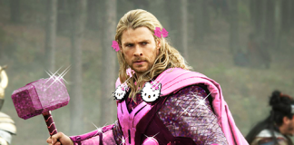 Heróis de Vingadores vestidos de Hello Kitty