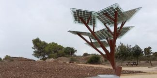 Uma árvore artificial com paíneis solares e rede Wi-Fi incluída