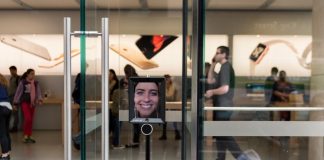 Um robot na fila para comprar um iPhone 6S