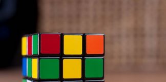 Cubo de Rubik: robot bate recorde e resolve em menos de 2 segundos Cubo de Rubik