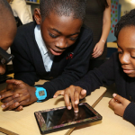 Nigeriana de 12 anos de idade cria app que ajuda as crianças perdidas a encontrar o caminho para casa