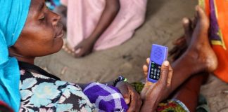 Conheça o projecto tanzaniano que usa um MP3 player para educar mulheres