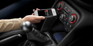 Carregar telefone no carro danifica a bateria?