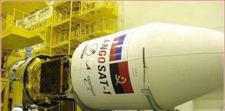 Angosat-1 montado no foguetão e pronto para o lançamento