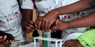 Alunos da escola Dom Bosco em Cacuaco realizam experiências científicas com kits da Siemens