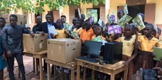 Professor ganês que ensinava computação no quadro ganha computadores