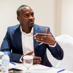 Musico Akon – Menos Fios