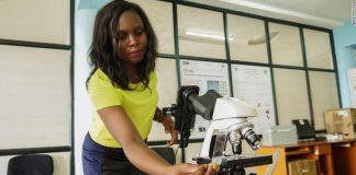 Uganda está a usar smartphone para detectar malária em laboratório