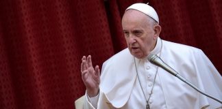 Papa diz que jovens estão nas redes sociais, mas são pouco sociáveis