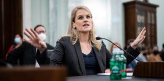 Denunciante do Facebook acusa empresa de enganar investidores