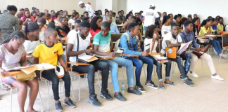 Estudantes apelam a criação de uma plataforma digital para inscrições de candidatura a empregos