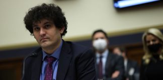 Fundador da FTX acusado de doações ilegais a políticos para proveito próprio