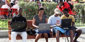 Apenas 1 em cada 5 jovens angolanos tem acesso à internet