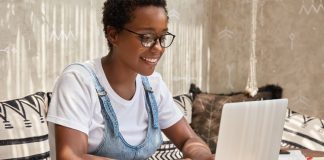 Parlamento moçambicano oficializa ensino via internet no país