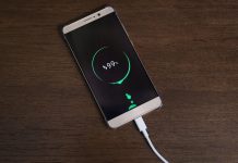 O que deve desligar primeiro, o carregador ou o telemóvel?