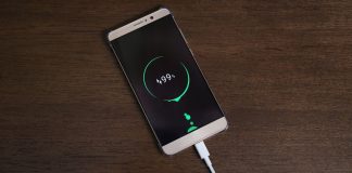 O que deve desligar primeiro, o carregador ou o telemóvel?