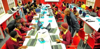 Raparigas treinadas em TIC