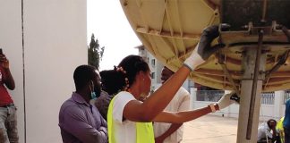 Jovens formados em comunicação via satélite montagem e antenas VSAT