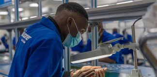 Fábrica de telemóveis AfriOne encerrada há 2 anos