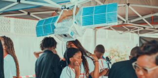 Crianças levam a exploração espacial para a Feira de Inovação em Luanda