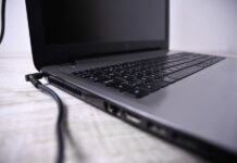 Deixar o notebook ligado à tomada o dia todo estraga a bateria?
