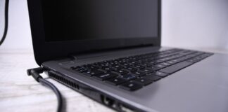 Deixar o notebook ligado à tomada o dia todo estraga a bateria?